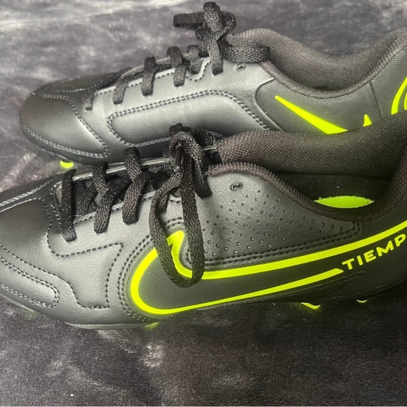 Nike TIEMPO Soccer Cleats size 5Y Black and Green - Picture 2 of 3